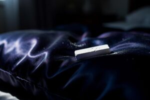 Umieszczanie kredy pod poduszką zyskuje na popularności, eksperci analizują zaskakujące efekty