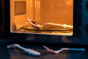 Właściciele domów prażą plastikowe sztućce w kuchence, specjaliści od organizacji domu są tego pewni