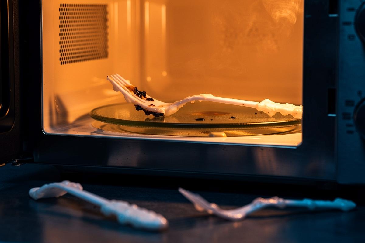 Właściciele domów prażą plastikowe sztućce w kuchence, specjaliści od organizacji domu są tego pewni